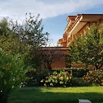 Family Magnolia, Sunny סאני ביץ'