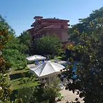 Family Magnolia, Sunny סאני ביץ'