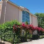 Family Magnolia, Sunny Otel