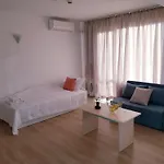 Family Magnolia, Sunny Otel