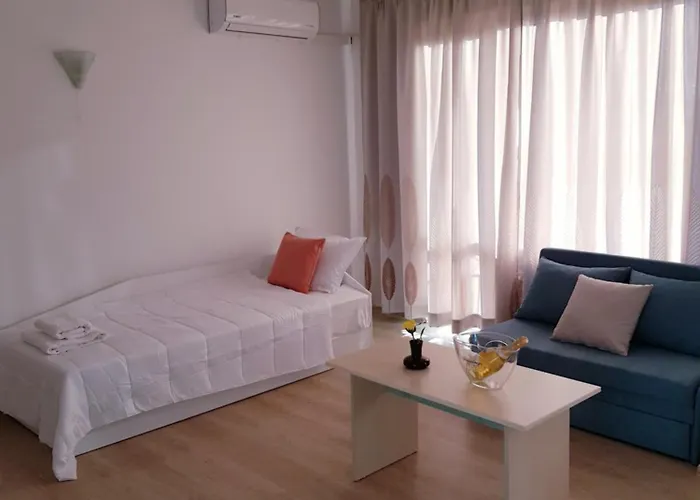 Family Magnolia, Sunny Hotel